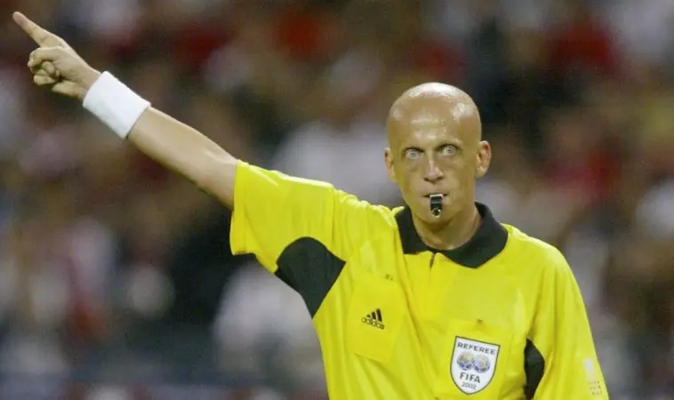 Pierluigi Collina là một trong những trọng tài bóng đá huyền thoại cả thế giới ngưỡng mộ Pierluigi Collina là một trong những trọng tài bóng đá huyền thoại cả thế giới ngưỡng mộ